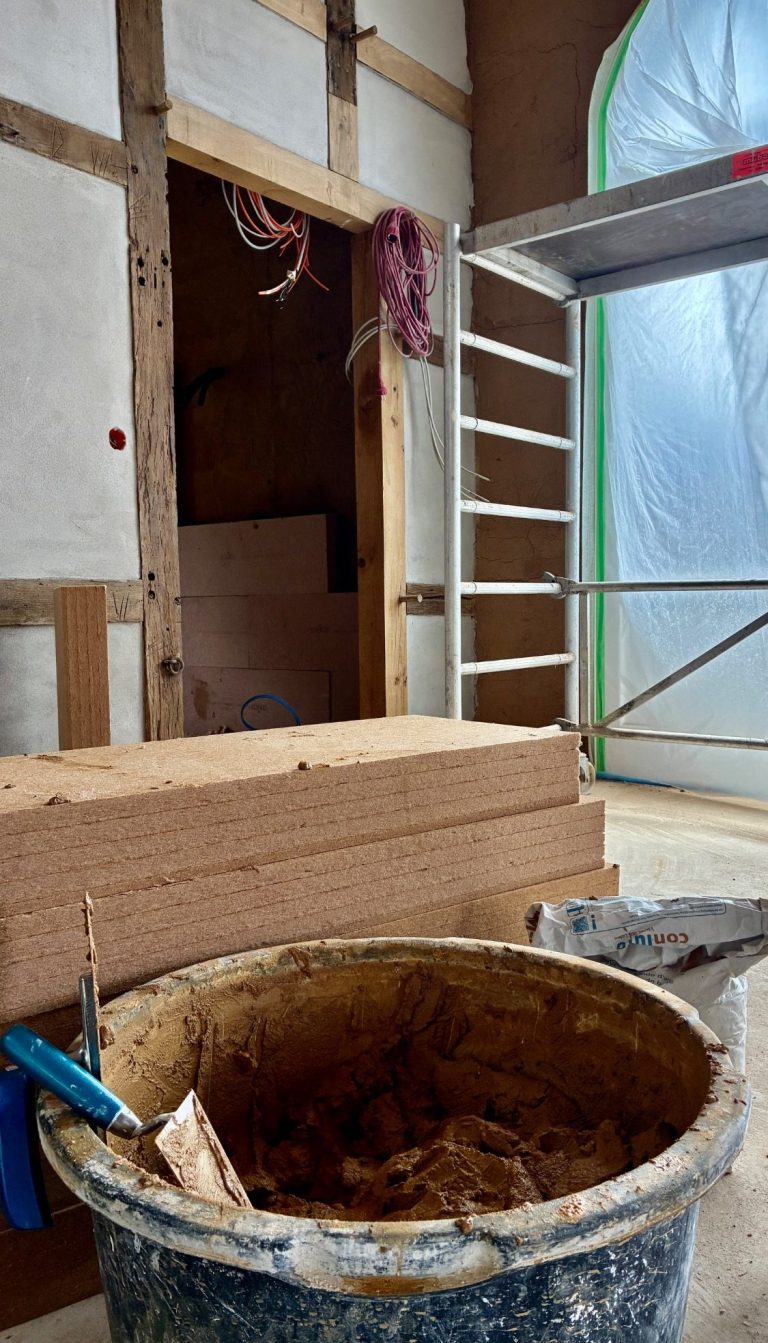 Trockenbau Decke mit Gips Platten und metallischen Trägern in einem Innenraum.