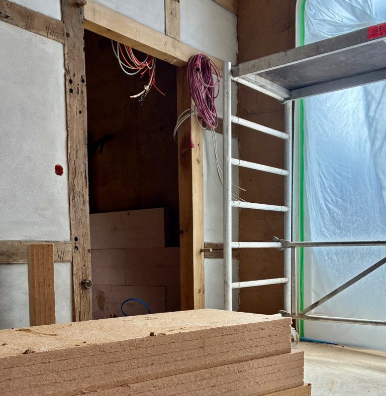 Trockenbau Decke mit Gips Platten und metallischen Trägern in einem Innenraum.