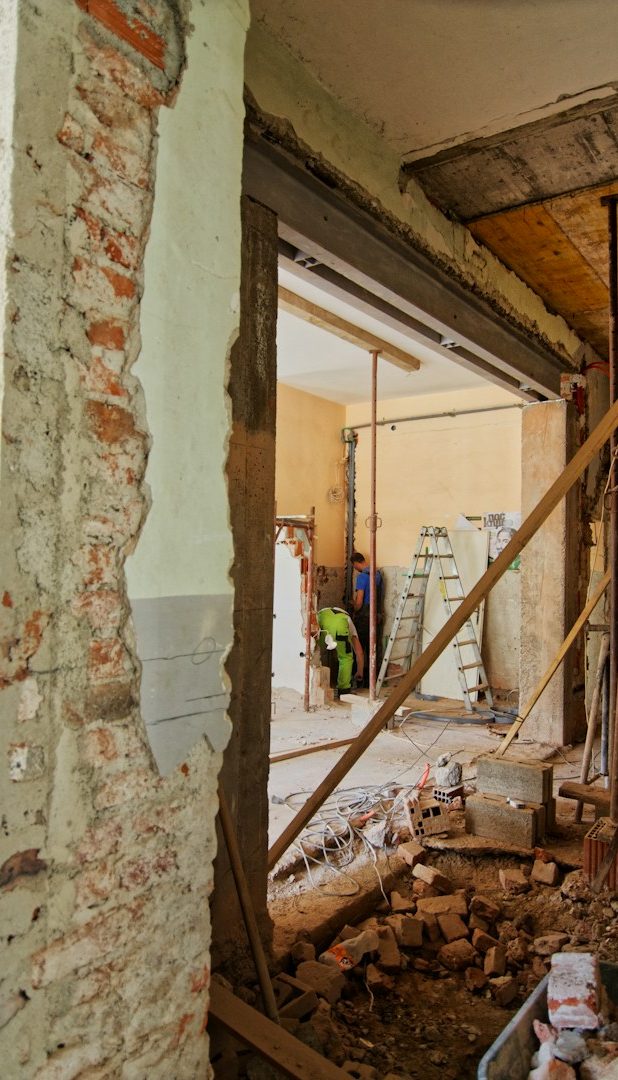 Wärmedämmung Blick auf eine Baugerüstkonstruktion an einer gedämmten Wand mit Werkzeugen und Materialien.