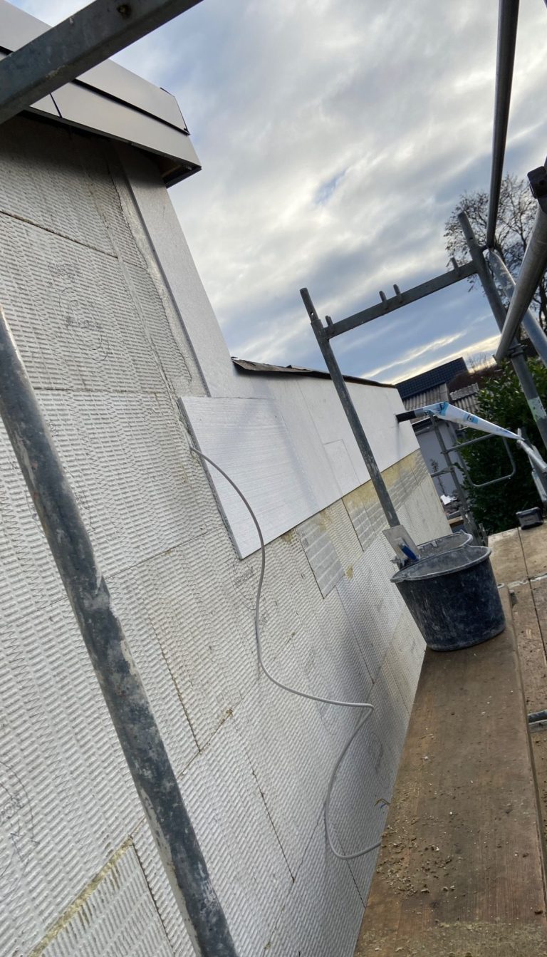 Wärmedämmung Holzrahmen und isolierte Decke in einem ungefertigten Raum mit einem Fenster.