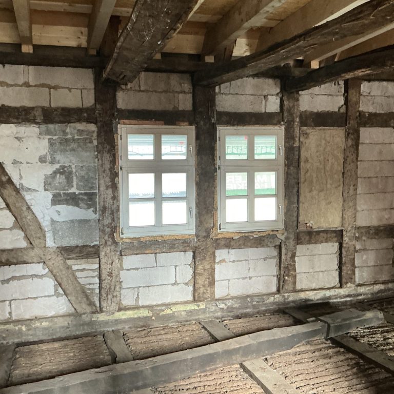 Haus Sanierung Haus, Baustelle, Gerüst und Materialien vor dem Eingangsbereich.