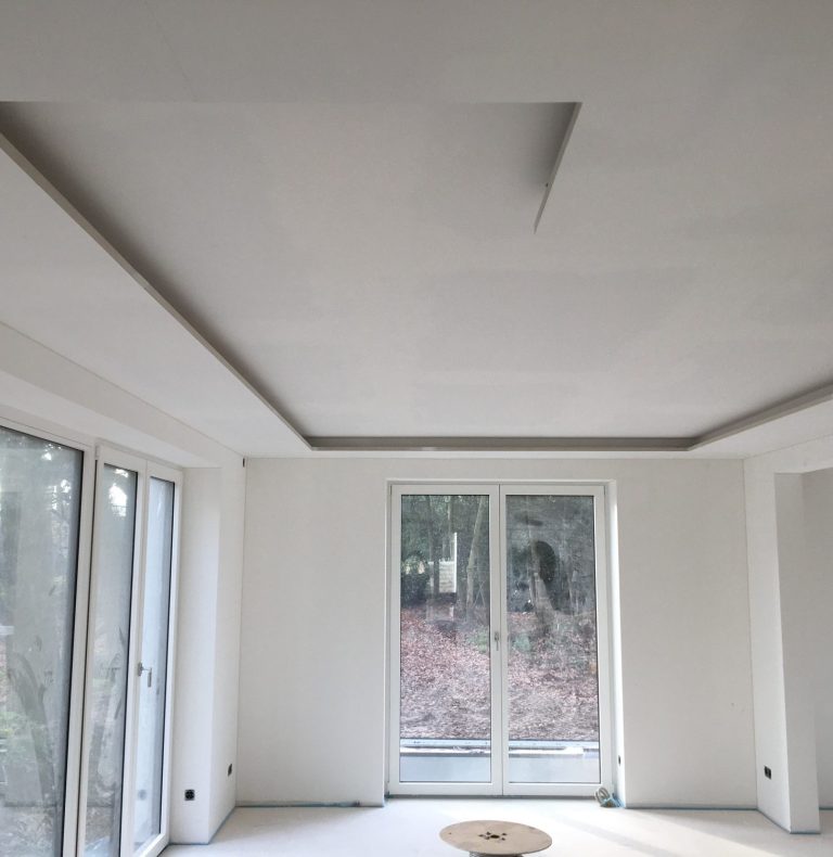 Wärmedämmung Blick auf eine Baugerüstkonstruktion an einer gedämmten Wand mit Werkzeugen und Materialien.